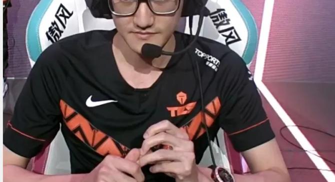 kaiyun sports-Karsa重返赛场，重要助攻首场状态出色，公牛观众沸腾！全场沸腾不已-kaiyun sports