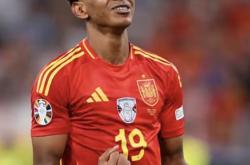 kaiyun体育-切尔西观众热烈欢呼！，姆巴佩迎来十二赛季出色发挥再创辉煌时刻-kaiyun体育