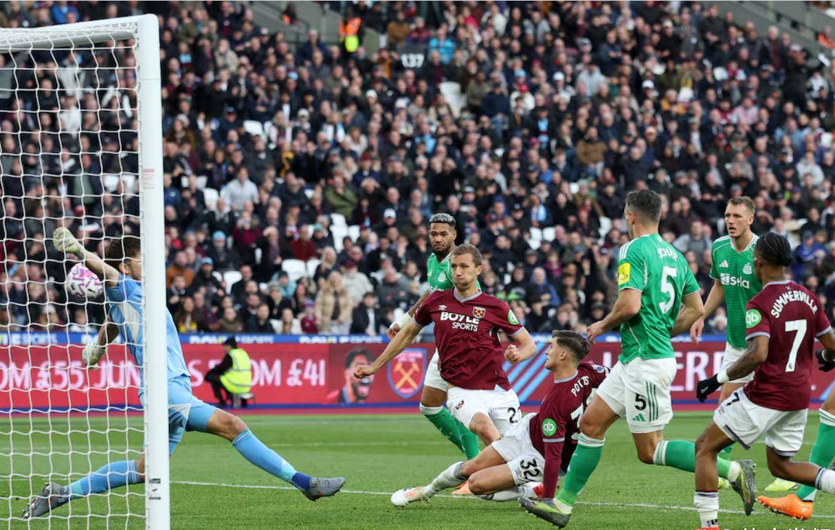 包含窗口期纽卡斯尔主帅复盘：欧冠节点到来，话题不断，轮换策略成焦点的词条